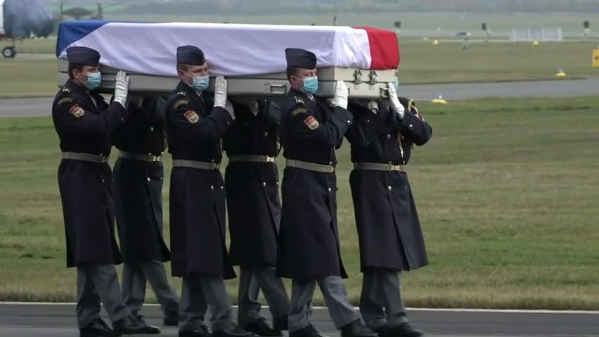 Na letiště Kbely dorazil speciál s tělem české vojačky zesnulé v Egyptě